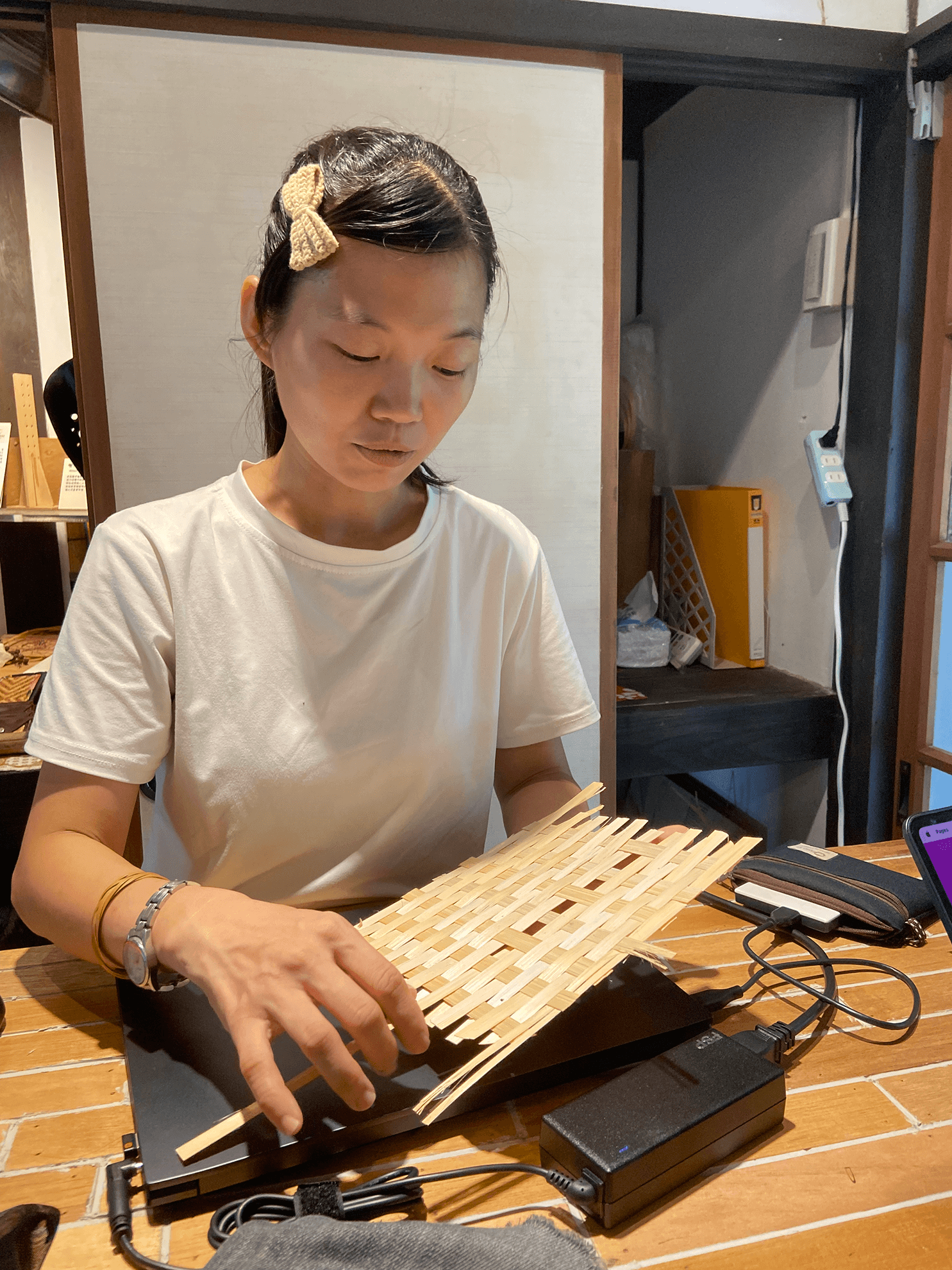 蔡惠婷解說竹編時的經緯脈絡