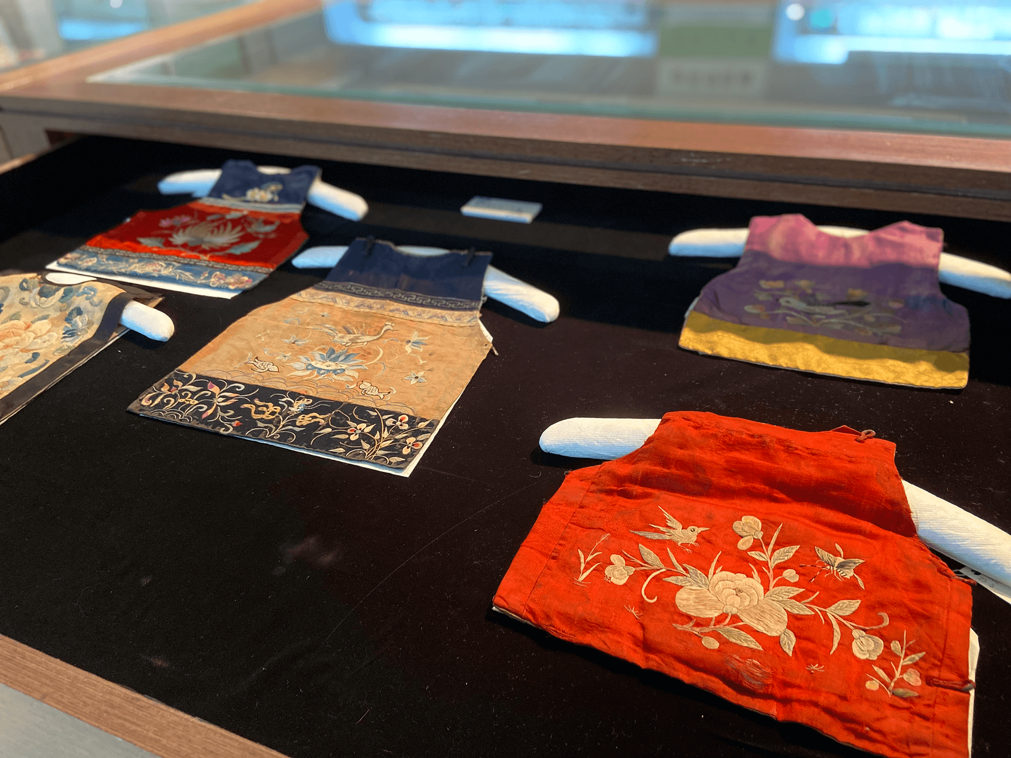 刺繡發展中心保存的各式刺繡器物
